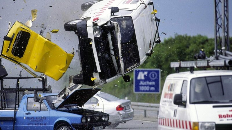 Der VW-Bus der flüchtenden Gangster hebt über einem ADAC-Helfer ab. Ein nachfolgender LKW schafft es nicht mehr zu bremsen und crasht in das Ende der Unfallstelle … – Bild: MG RTL D