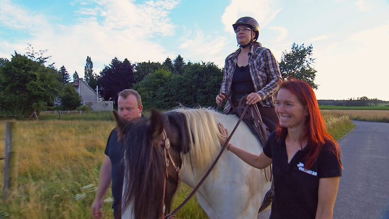 Sonja und Stephan Eckeberg, Pferdeprofi Sandra Schneider, „Harry“ – Bild: VOX /​ Mina TV
