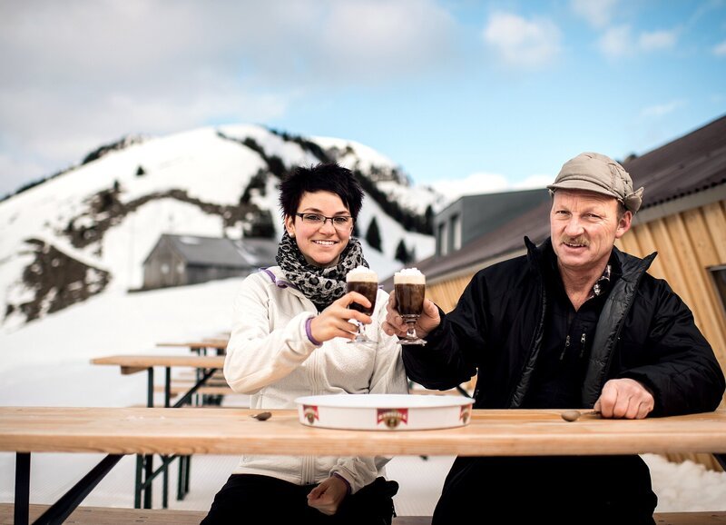 Werner Gmür (r.) und Tochter Silvana betreiben im Winter ein Alpbeizli auf der „Vorderen Höhe“ – Bild: SRF/​Samuel Trümpy