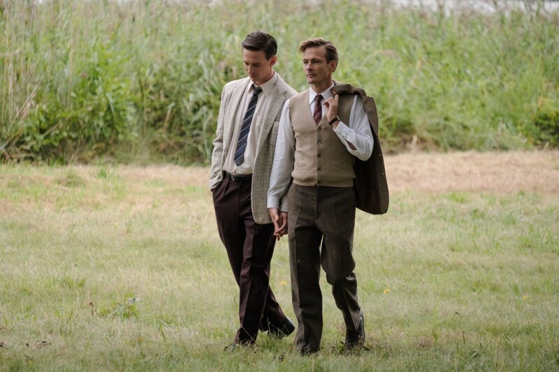 Wolfgang von Boost (August Wittgenstein, l.) ist verliebt in Hans Liebknecht (Andreas Pietschmann, r.). – Bild: ZDF/​Stefan Erhard