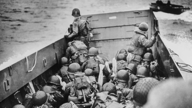 US Truppen in einem LCVP (Landungsboot) kurz vor der Landung am Omaha Beach, Juni 1944. – Bild: Spiegel Geschichte