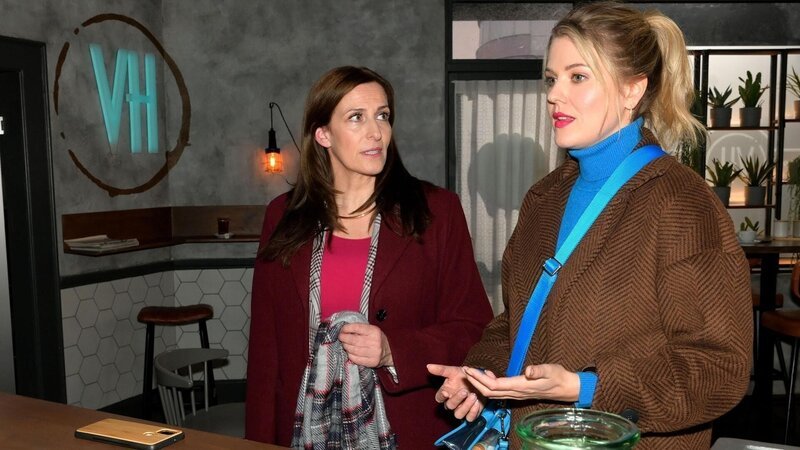 Katrin (Ulrike Frank, l.) ist von Alicias (Josefin Bressel) Argumenten beeindruckt. – Bild: RTL
