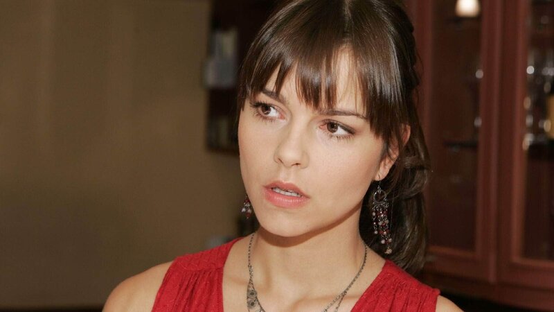 Corinna (Susan Hoecke) jobbt neben der Schule abends in der Kneipe. – Bild: RTL Deutschland