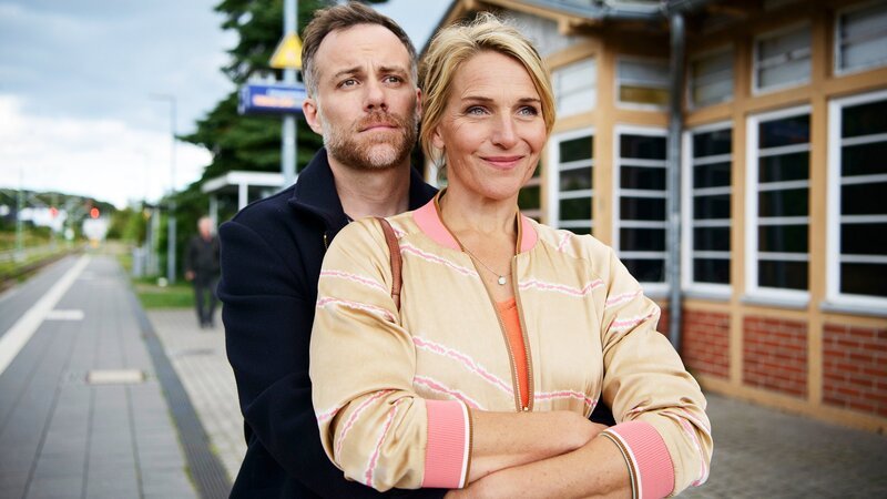 Praxis mit Meerblick – Neun Leben Verliebt, verlobt und bald verheiratet: Bernhard Piesk als Max Jensen, Tanja Wedhorn als Nora Kaminski – Bild: SRF/​ARD Degeto Film/​Arnim Thomaß