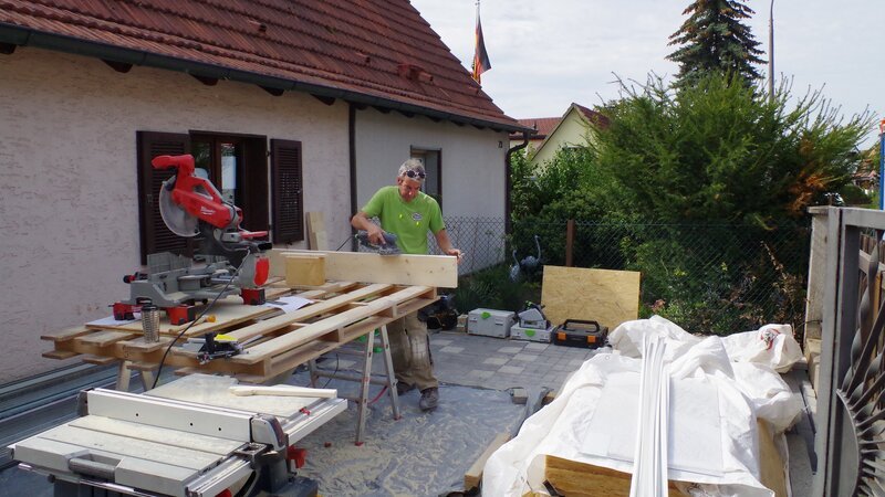 Die Handwerker geben richtig Gas. – Bild: RTL II