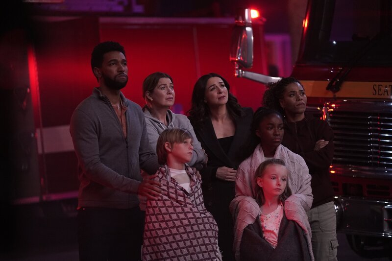 (im Uhrzeigersinn) Dr. Winston Ndugu (Anthony Hill); Dr. Meredith Grey (Ellen Pompeo); Dr. Amelia Shepherd (Caterina Scorsone); Dr. Maggie Pierce (Kelly McCreary); Zola Grey Shepherd (Aniela Gumbs); Ellis (Gracie Faris/​Ella Faris); Bailey (Brody Goodstadt/​ Ryder Goodstadt) – Bild: American Broadcasting Companies, Inc. /​ James Clarke