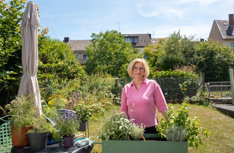 Warum fühlen sich so viele Menschen antriebslos, wenn die Natur erwacht? Ob es das Phänomen der Frühjahrsmüdigkeit wirklich gibt, klärt Susanne Holst bei „Wissen vor acht – Mensch“. – Bild: ARD/​Kilian Amrehm