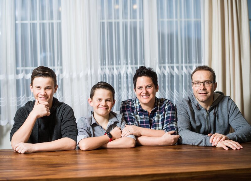 Familie Büsser: Jan, Tim, Daniela und Hanspeter – Bild: SRF/​Samuel Trümpy