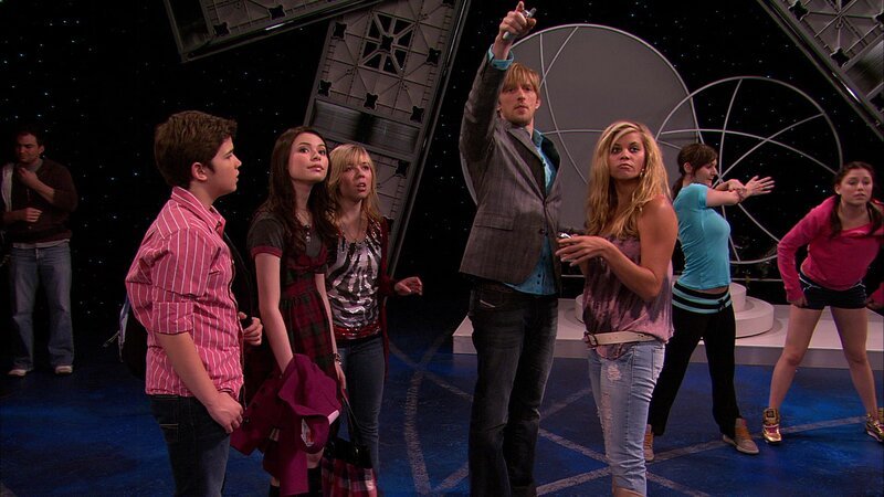 Vorne, v.li.: Freddie Benson (Nathan Kress), Carly Shay (Miranda Cosgrove), Sam Puckett (Jennette McCurdy), Leslie (Jeff Lorch), Ginger Fox (Betsy Rue) – Bild: Paramount