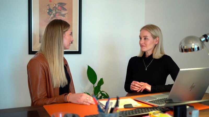 Viola spricht mit Psychotherapeutin Marlene Höbel-Allißat zum gleichen Thema, über das sie zuvor mit ChatGPT geschrieben hat. – Bild: rbb