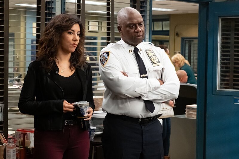 Rosa Diaz (Stephanie Beatriz, l.); Captain Ray Holt (André Braugher, r.) – Bild: Vivian Zink /​ © 2019 UNIVERSAL TELEVISION LLC. All rights reserved. /​ Vivian Zink