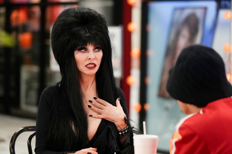 Cassandra Peterson (Elvira). – Bild: ORF/​Sony Pictures/​ABC/​Scott Everett White