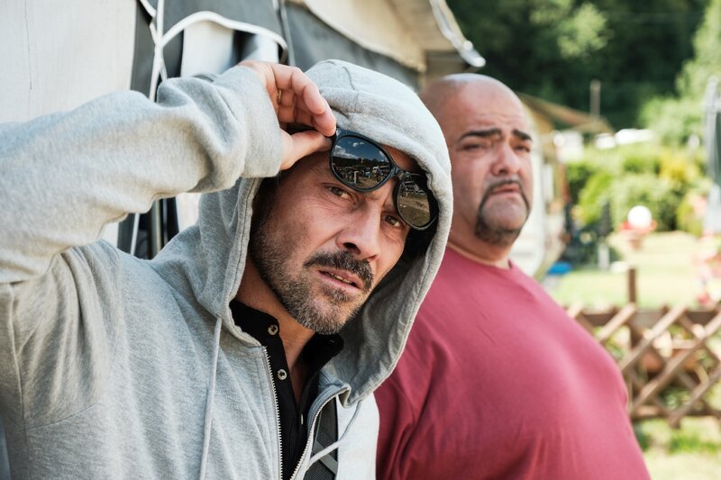 Manuel (Daniel Sellier, l.) und Itchy (Hakan Orbeyi) schauen nach, ob die Luft rein ist. – Bild: TVNOW /​ Stefan Behrens