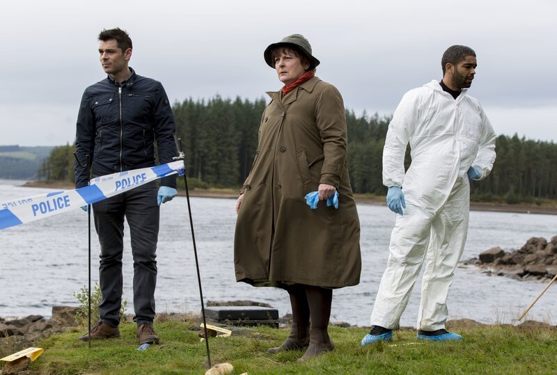 (v.l.n.r.) Aiden Healy (Kenny Doughty); Vera Stanhope (Brenda Blethyn); Dr. Marcus Summer (Kingsley Ben Adir) – Bild: ITV Studios