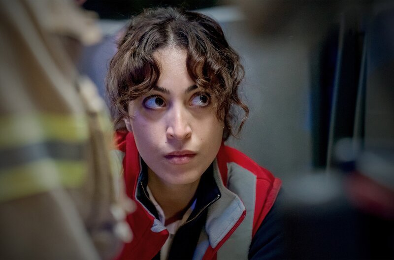 Nina (Sabrina Amali) versucht das Leben des Mannes zu retten. – Bild: ARD/​SWR/​Oliver Feist /​ ARD-Programmdirektion