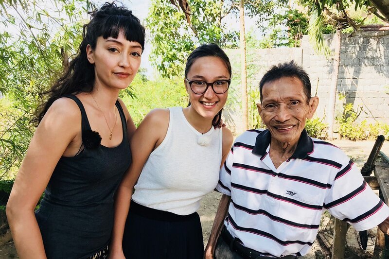 Meine fremde Heimat Staffel 3 Folge 2 – Philippinen: Catherine Raess (l.) und ihre Schwester Sarafina Gredig zusammen mit ihrem Grossvater im Garten in San Fernando de la Union. – Bild: SRF