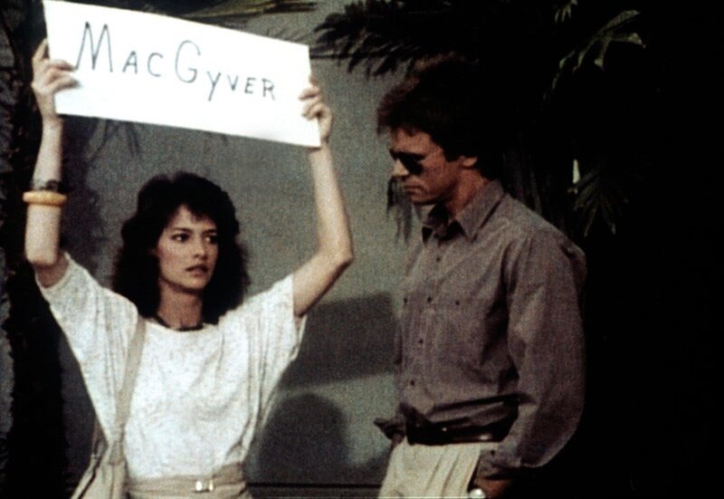 Chris Rhodes (Doran Clark, l.) versucht, MacGyver (Richard Dean Anderson, r.) auf sich aufmerksam zu machen. – Bild: Kabel Eins Classics