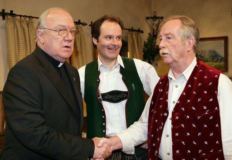 Bayerisches Fernsehen CHIEMGAUER VOLKSTHEATER „Die LYgenglocke“, ein Schwank von Fred Bosch am Freitag (14.09.07) um 19:45 Uhr. Von links: Pfarrer Melchior Zangerl (Michael Gahr), Kellner Thomas (Andreas Kern) und der Wirt und BYrgermeister Alois Filzer (Egon Biscan). © BR/​Foto Sessner – Honorarfrei, lediglich fYr AnkYndigungen und Versffentlichungen im Zusammenhang mit obiger BR-Sendung bei Nennung: „Bild: BR/​Foto Sessner“ (S2). Andere Verwendungen nur nach entsprechender vorheriger schriftlicher Vereinbarung mit dem BR-Bildarchiv, www.br-bildarchiv.de, Tel. 089 /​ 5900 3040, Fax 089 /​ 5900 3284 – Bild: Credit: BR/​Foto Sessner, Source: BR/​Bildarchiv,