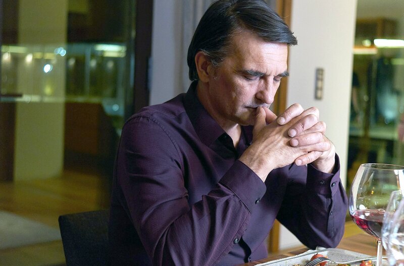 Ivan Horvatic (Leon Lucev) hilft seiner Frau in der Trauer um ihre Nichte: Er will deren Tod aufklären. – Bild: Marko Dukic/​Drugi Plan/​Beta Film/​ZDF/​ARTE