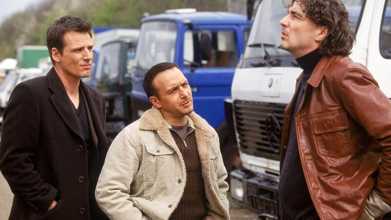 Tom (Rene Steinke, li.) und Semir (Erdogan Atalay, Mi.) erkundigen sich bei Klein (Robert Munzinger) nach Polizeifahrzeugen auf dem Schrottplatz. – Bild: MG RTL D /​ Guido Engels