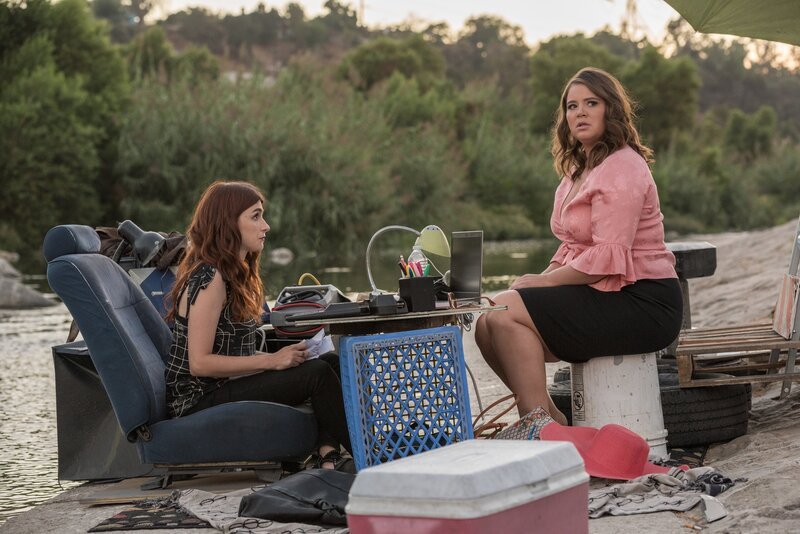 Gretchen (Aya Cash, l.); Lindsay (Kether Donohue, r.) – Bild: 2019 FX Productions, LLC.  All rights reserved. /​ Prashant Gupta Lizenzbild frei