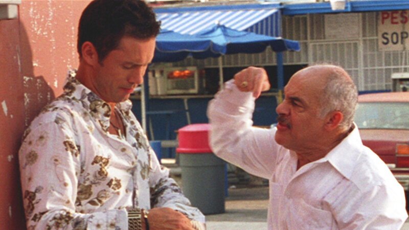 Um die Geschäftsleute vor der Mafia zu schützen, schleicht sich Michael (Jeffrey Donovan, l.) bei ihr ein. Doch seine riskante Strategie droht aufzufliegen. Dem Geldeintreiber Diego (Tony Perez) passen seine Methoden nicht. – Bild: RTL NITRO