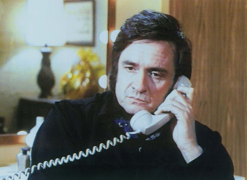 Der Country-Sänger Tommy Brown (Johnny Cash) erfreut sich trotz gefüllter Konzertsäle nie eines prallen Geldbeutels. Sein Vermögen und sein Leben wird von seiner Frau Edna „verwaltet“. Sie erpresst ihn, weil er früher ein Verhältnis mit einer Minderjährigen hatte. – Bild: RTL