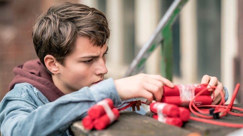 Rafa entdeckt Sprengstoff auf dem Winterquartier der Fledermäuse – Bild: NDR/​Boris Laewen