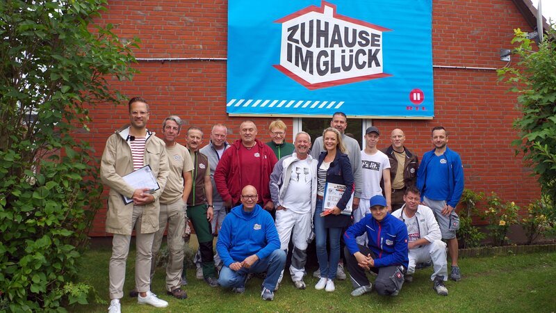 Das „Zuhause im Glück“-Team (Foto) reist nach Schleswig-Holstein, um die Familie zu unterstützen. Doch auch viele Freunde und Verwandte stehen fest hinter der Familie – und alle packen gemeinsam tatkräftig mit an. – Bild: RTL II