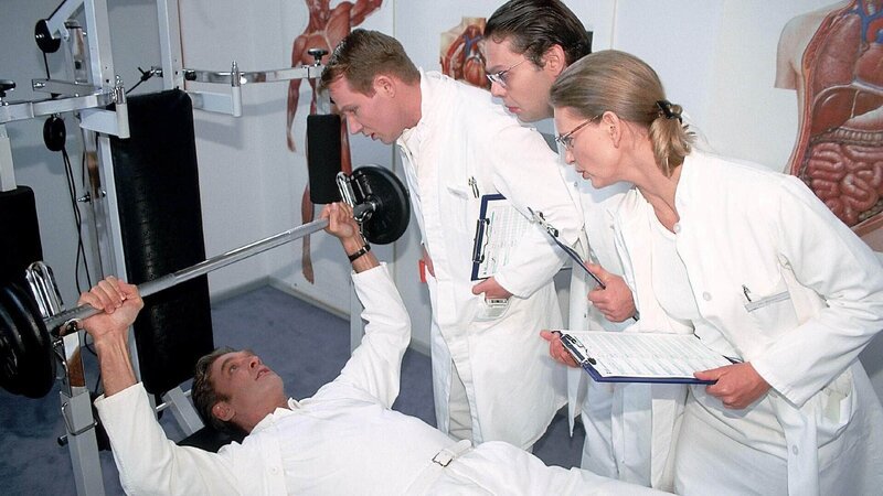 Dr. Schmidt (Walter Sittler, l.) zeigt, wie’s geht. Er trainiert für den großen Wettkampf am Wochenende. Die Assis Dr. Brummel (Roland Jankowsky, 2.v.l.), Dr. Pfund (Alexander Schottky) und Dr. Borstel (Kerstin Thielemann) schauen zu. – Bild: RTL