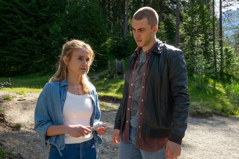 Nach der niederschmetternden Diagnose braucht Chiara Engl (Leonie Wesselow) Zeit für sich. Doch dann taucht plötzlich ein Fremder auf. Zwischen ihr und Lukas (Felix Mayr) scheint es eine besondere Verbindung zu geben. – Bild: ZDF und Erika Hauri