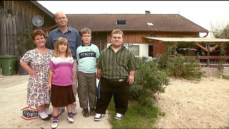 Die Familie von Irmgard (43) und Christian (45) aus Bayern erwartet die Profis des Zuhause im Glück-Teams schon sehentlich.. – Bild: RTL II