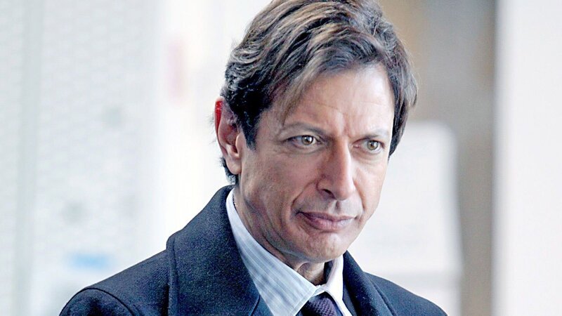 Eine begabte und aus gutem Hause stammende Studentin wird in ihrem Zimmer ermordet aufgefunden. Von der Gerichtsmedizin erfährt Detective Zach Nichols (Jeff Goldblum), dass die Leiche auffällig viel Blut verloren hat. – Bild: RTL/​NBC Universal