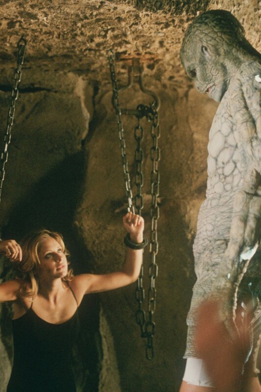 Buffy (Sarah Michelle Gellar), Machida (Robin Atkin Downes)  Die Verwendung des sendungsbezogenen Materials ist nur mit dem Hinweis und Verlinkung auf TVNOW gestattet.; Buffy (Sarah Michelle Gellar), Machida (Robin Atkin Downes)  Die Verwendung des sendungsbezogenen Materials ist nur mit dem Hinweis und Verlinkung auf TVNOW gestattet. – Bild: RTL /​ Twentieth Century Fox Film Corporation