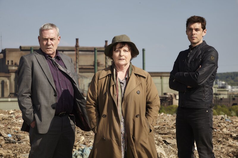 (v.l.n.r.) Kenny Lockhart (Jon Morrison); Vera Stanhope (Brenda Blethyn); Aiden Healy (Kenny Doughty) – Bild: ITV Studios /​ Helen Williams