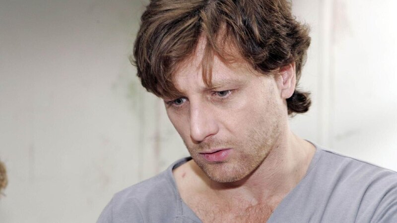 Stefan Vollmer (Hendrik Duryn) ist fassungslos: Ein Kollege hat ihn bei der Schulleiterin Herenberg verpfiffen und nun wird er beurlaubt. – Bild: RTL /​ Frank Dicks