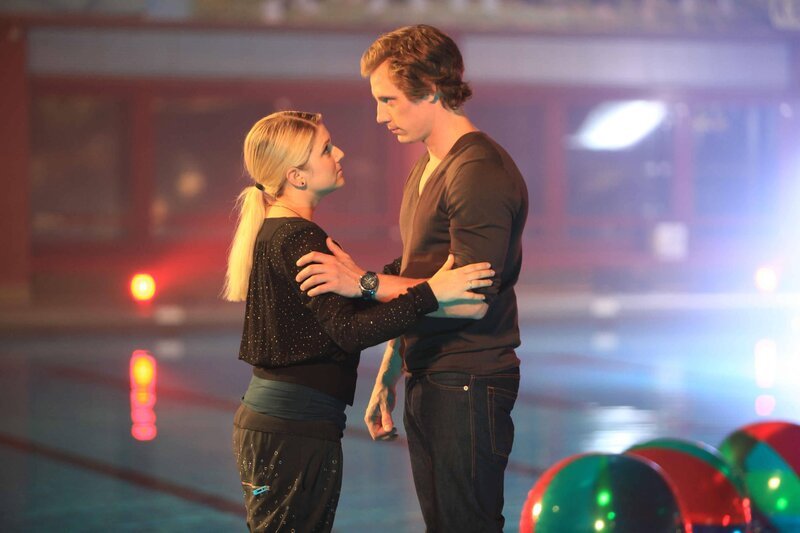 Tom (Patrick Kalupa, r.) kann nicht anders und stellt sich den Dämonen der Vergangenheit. Doch die Verletzung sitzt tief und es ist ausgerechnet Anna (Jeanette Biedermann, l.), die Tom in seinem Schmerz auffängt … – Bild: SAT.1 /​ Daniela Incoronato