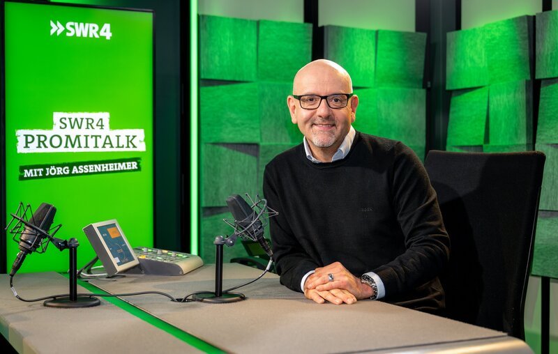 Prominente Gäste geben bei Assenheimers Promitalk jede Woche intime Einblicke in ihr Leben. Moderator Jörg Assenheimer – Bild: SWR/​Torsten Silz /​ SWR Presse/​Bildkommunikation