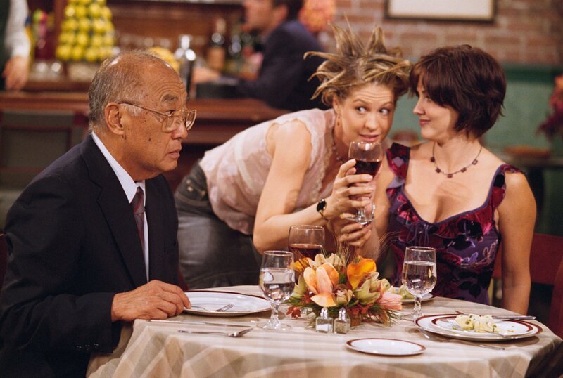 Dharma (Jenna Elfman, M.) versucht dafür zu sorgen, dass Anna (Bobbie Phillips, r.) Gregs neue Traumfrau wird … – Bild: Disney; Disney•Pixar; Lucasfilm LTD; Marvel