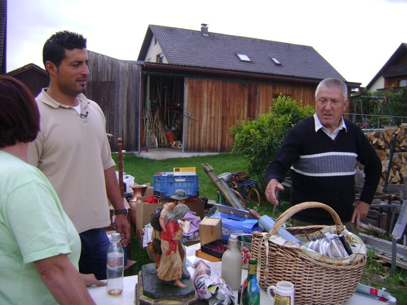 Sükrü (Mitte) mit Ilse und Erwin – Bild: RTL II