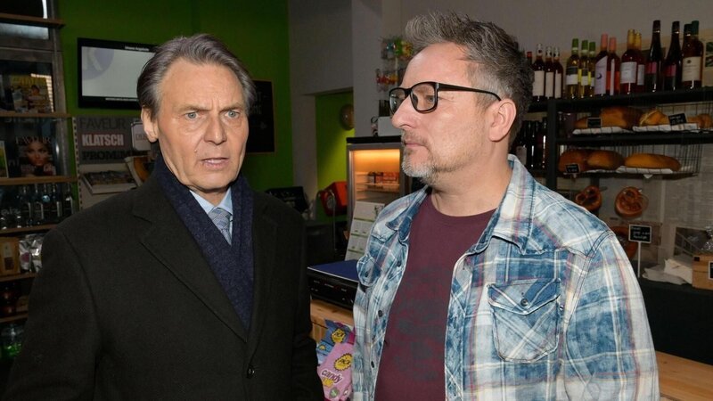 Michael „Michi“ (Lars Pape, r.) hadert mit Gerners (Wolfgang Bahro) Methoden im Umgang mit Zoe. – Bild: RTL