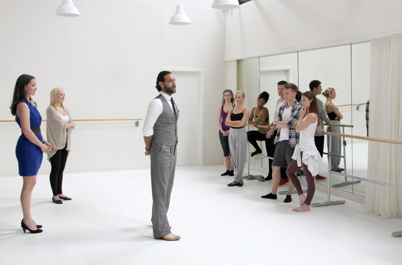 Die Studenten der Dance Factory erfahren von Jenny (Kaja Schmidt-Tychsen, l.) und Isabelle (Ania Niedieck, 2.v.l.), dass der Gast-Juror André Valery (Massimo Sinato, M.), der Talente für seine Company sucht, an der Prüfung teilnimmt. – Bild: RTL /​ Jovan Evermann