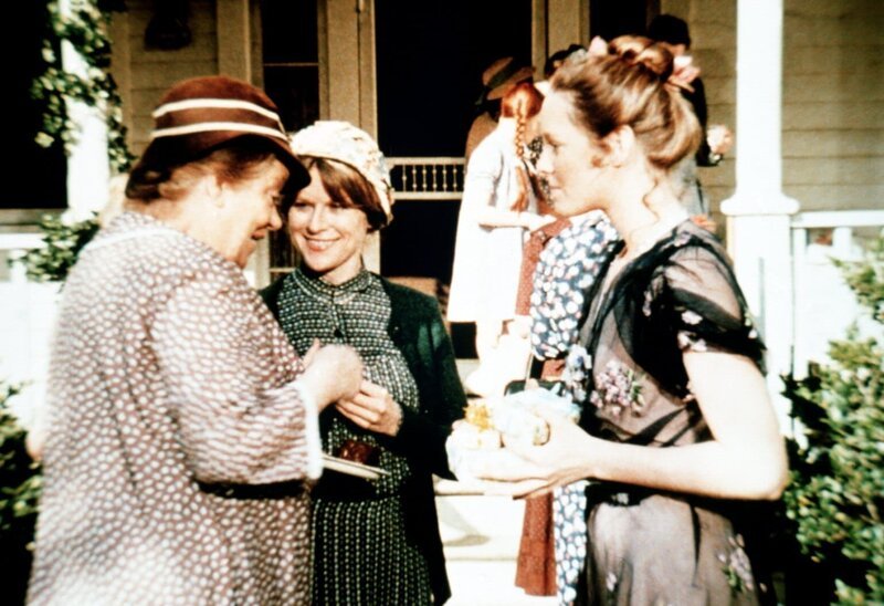 Anlässlich des Schulabschlusses von Erin Walton (Mary Beth McDonough, r.) wird im Hause der Waltons gefeiert. Fanny Tatum (Sheila Allen, l.) erzählt Rosemary Fordwick (Mariclare Costello, M.), dass Erin weiter bei ihr in der Telefonzentrale arbeiten wird. – Bild: Sat.1 Gold