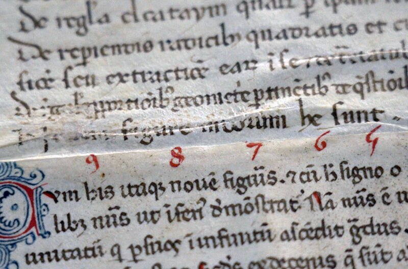 Auszug aus dem weltberühmten Rechenbuch Liber Abaci (1202): In diesem Werk veröffentlichte der italienische Mathematiker Leonardo Fibonacci Erkenntnisse, die er durch Reisen erworben hatte, und verband sie mit eigenen Überlegungen. – Bild: ARTE F /​ Les Films à Cinq