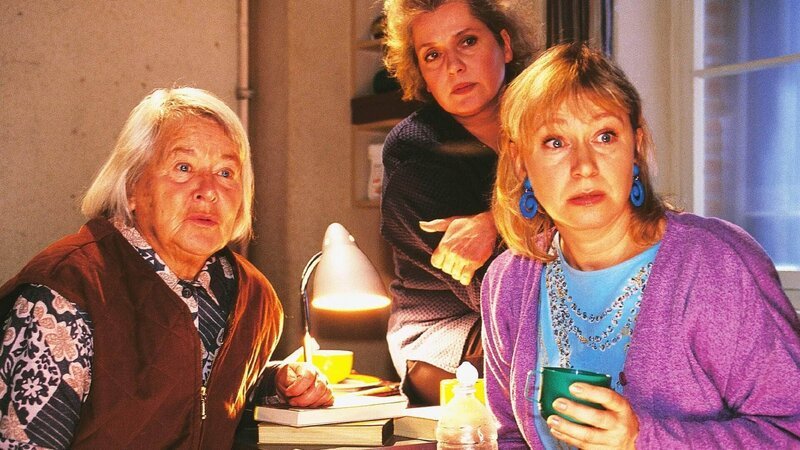 (v.li.:) Mutz (Brigitte Renner), Uschi (Barbara Freier) und Ilse (Christiane Reiff) sind schwer gefordert, damit Andreas, Walters Bruder, nicht auffliegt. – Bild: RTL