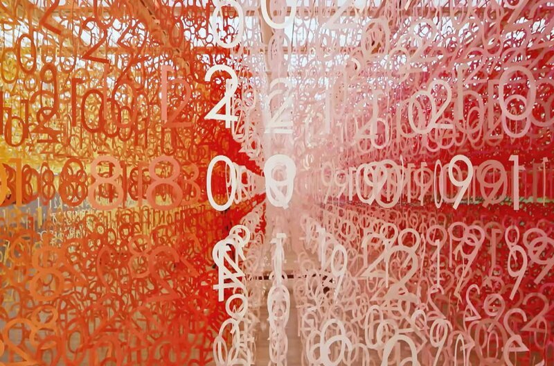 Das Werk der Künstlerin Emmanuelle Moureaux im Bürogebäude Lumière in Paris lädt dazu ein, Zahlen und den Sinn, den wir ihnen geben, zu hinterfragen. – Bild: ARTE F /​ Les Films à Cinq