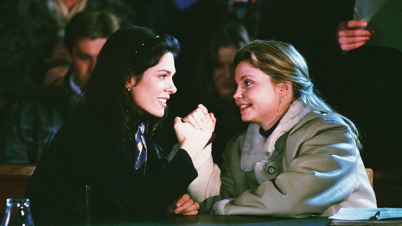 Vivi (Annette Frier, re.) wünscht Susanne (Cheryl Shepard) alles Gute für ihren Prozeß. – Bild: RTL