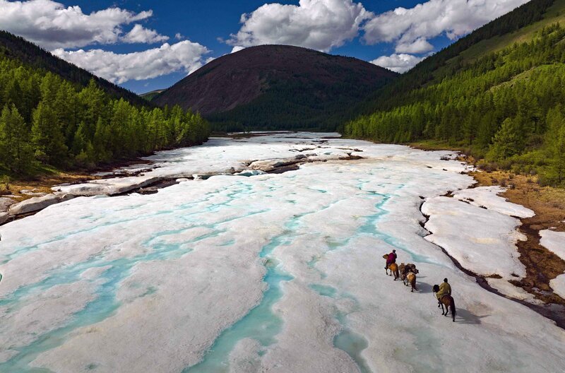 Der boreale Nadelwald, besser bekannt als Taiga: Für die Nomaden der Mongolei boten die Urwälder jahrtausendelang einen Lebensraum. – Bild: Lato Sensu/​Hamid Sardar