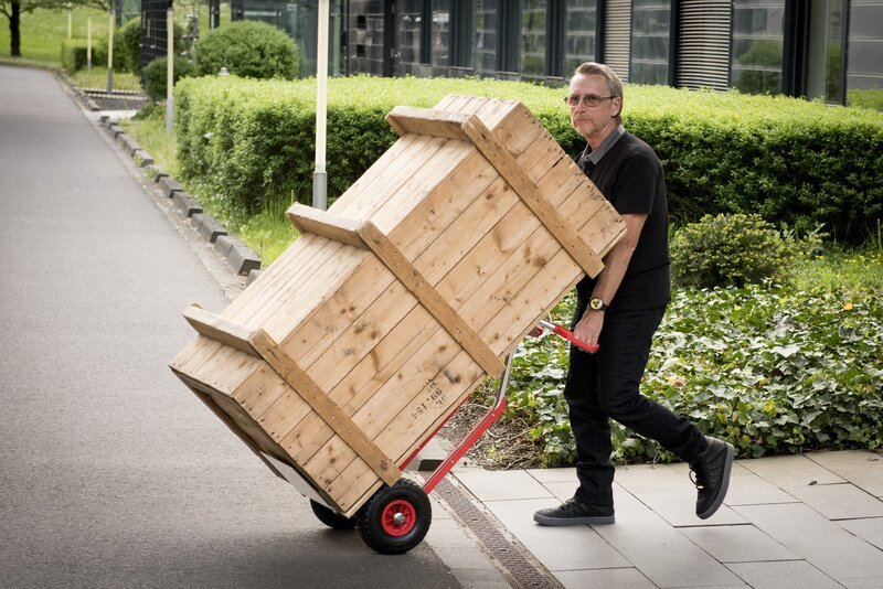 Was transportiert der skrupellose Schrotthändler Horst Drossard (Martin Semmelrogge), der auch gerne mal gestohlene Autos verschiebt, in der riesengroßen Kiste? Eine Leiche? – Bild: SAT.1 /​ Martin Rottenkolber