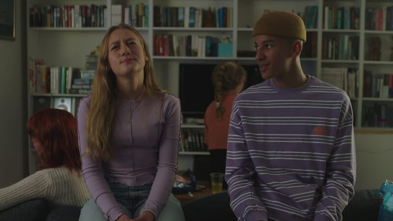 Tara (Maya Ystenes, links) hat es geschafft, dass Jonas (Christopher Nordlie, rechts) ihr Spielchen mitspielt. – Bild: ZDF/​NRK Super